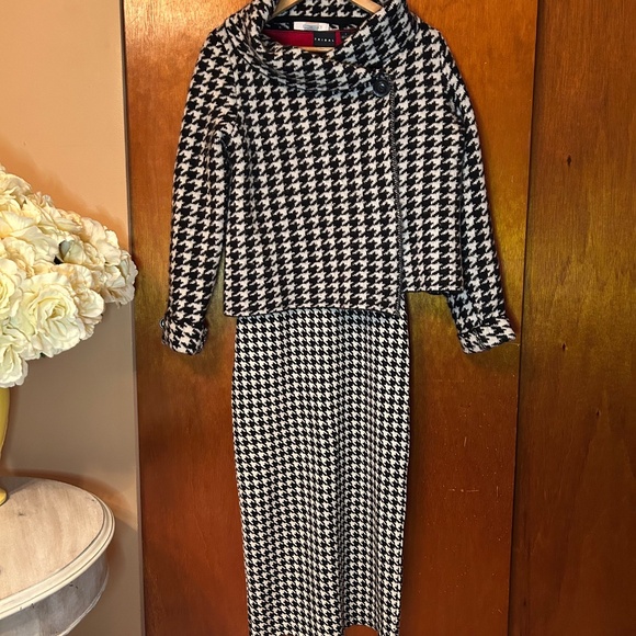 Black and White Houndstooth Sheath Midi Dress with Scoop Neck - Picture 4 of 4